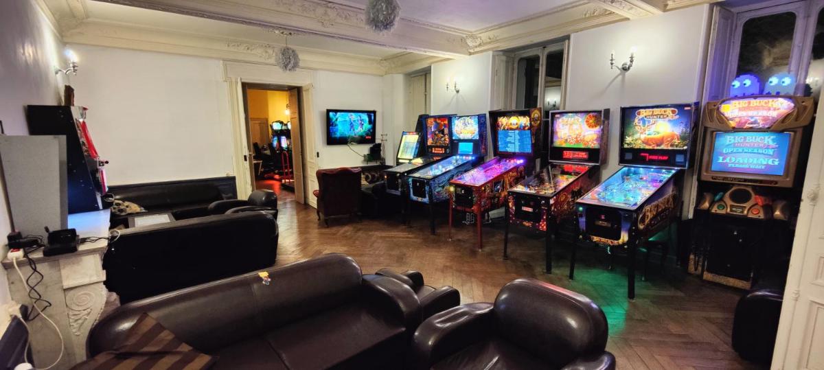 Château de Seurre - no boring people please - O6-IO-66-95-83 - Housity