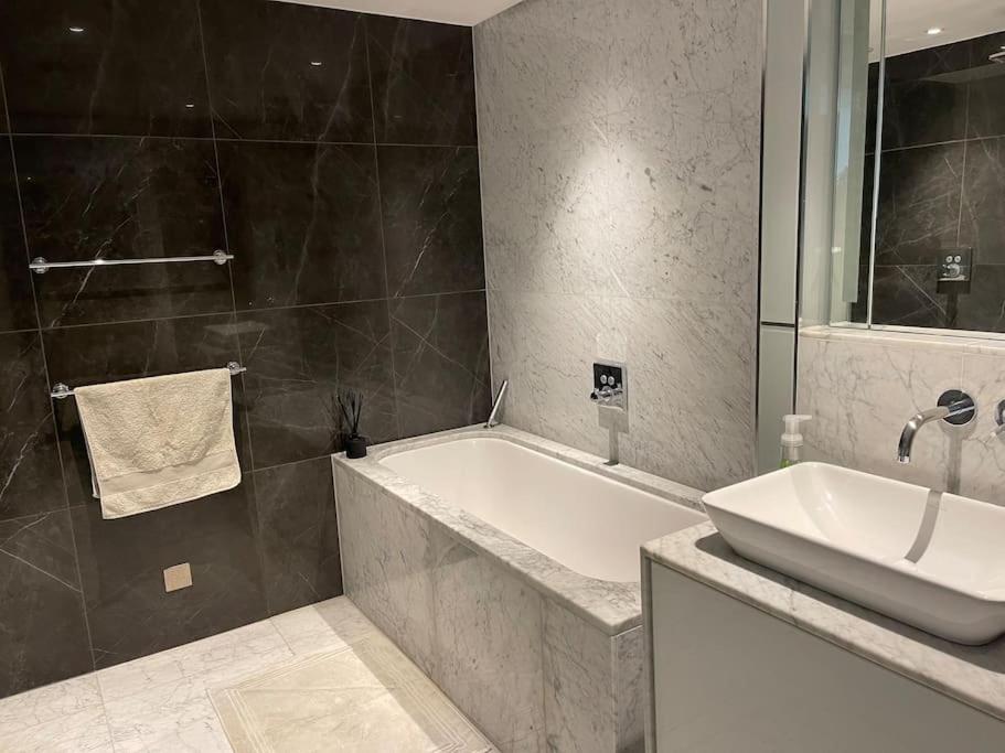 Suitetrails - Large luxury Penthouse with free parking garage
