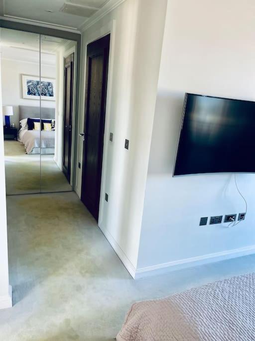 Suitetrails - Large luxury Penthouse with free parking garage
