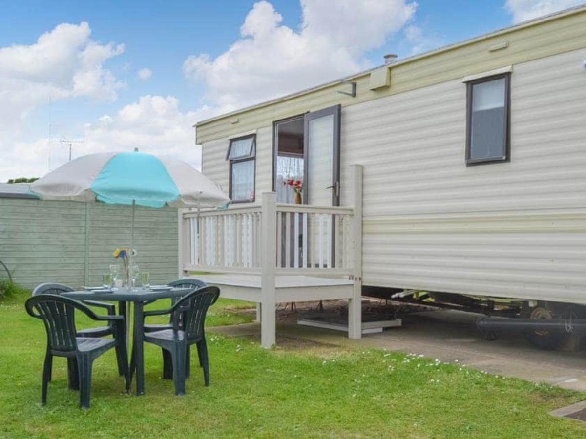 Norfolk Poppy Caravan - Sleeps 4 - WiFi and Sky TV Included - Housity