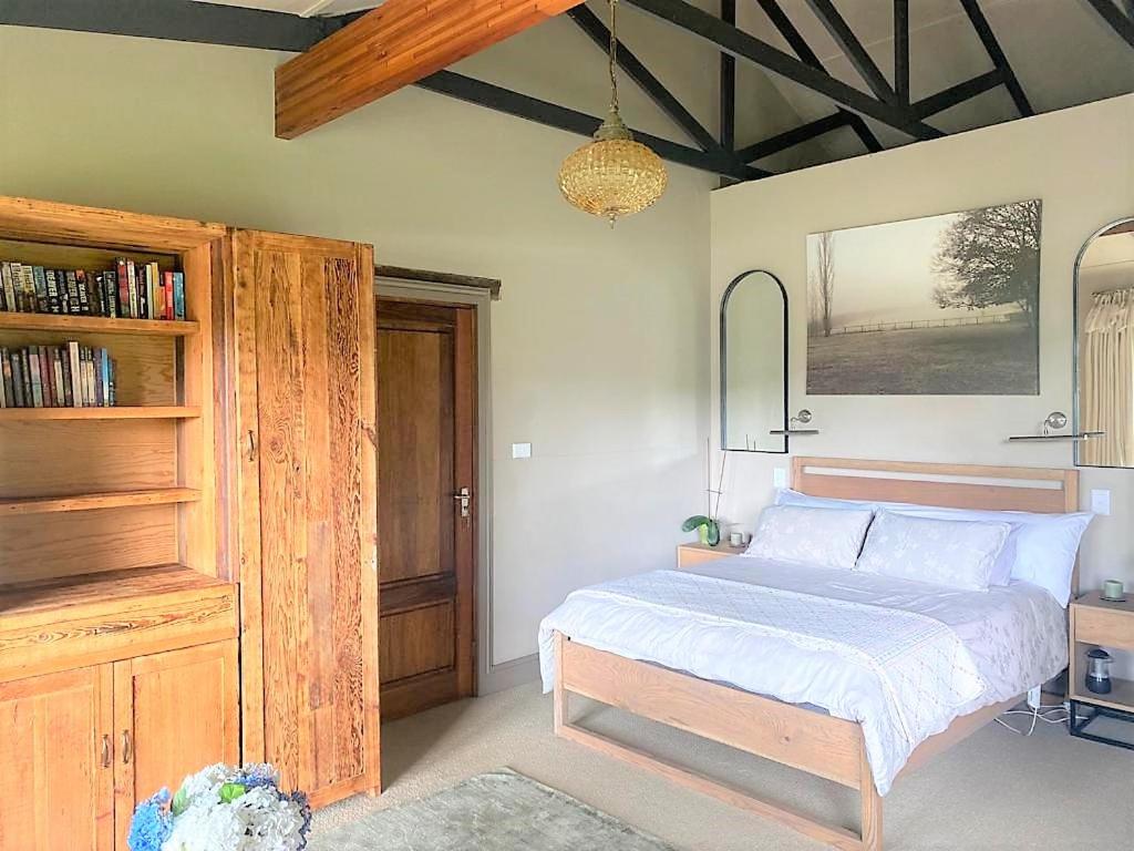 Penfield - The Poolhouse - Housity