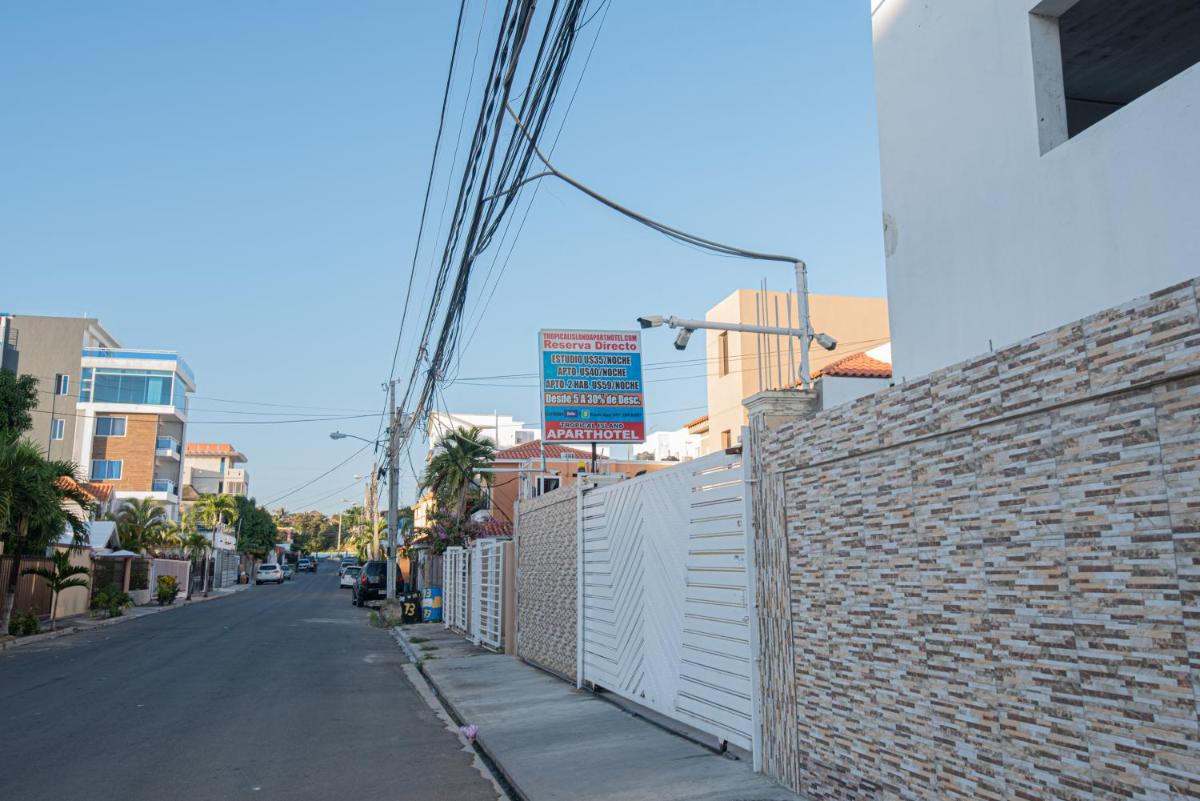 Premium Single Room with Fridge & Gated Parking - Housity