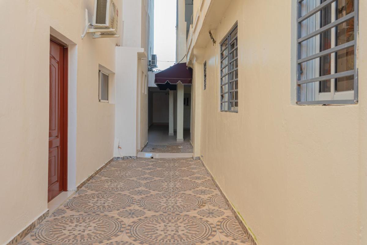Premium Single Room with Fridge & Gated Parking - Housity