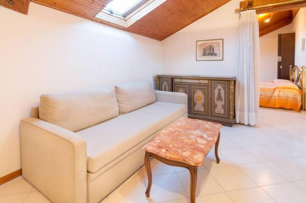 BELLISSIMA MANSARDA 2 DI FRONTE AL CASINO' DI SANREMO!!! - Housity