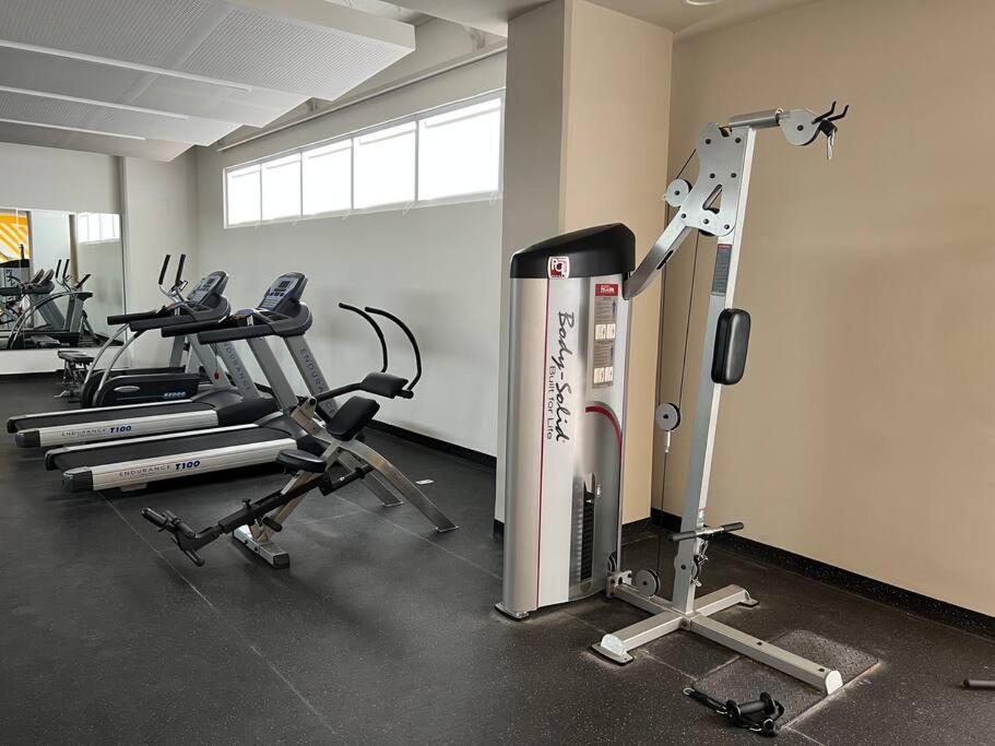 Best Apt Luxury Modern New 2BR Gym Pool 3mins SPGG - Housity
