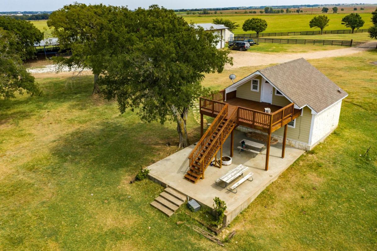 Delightful 5 bedroom farm house w/ personal lake! - Housity