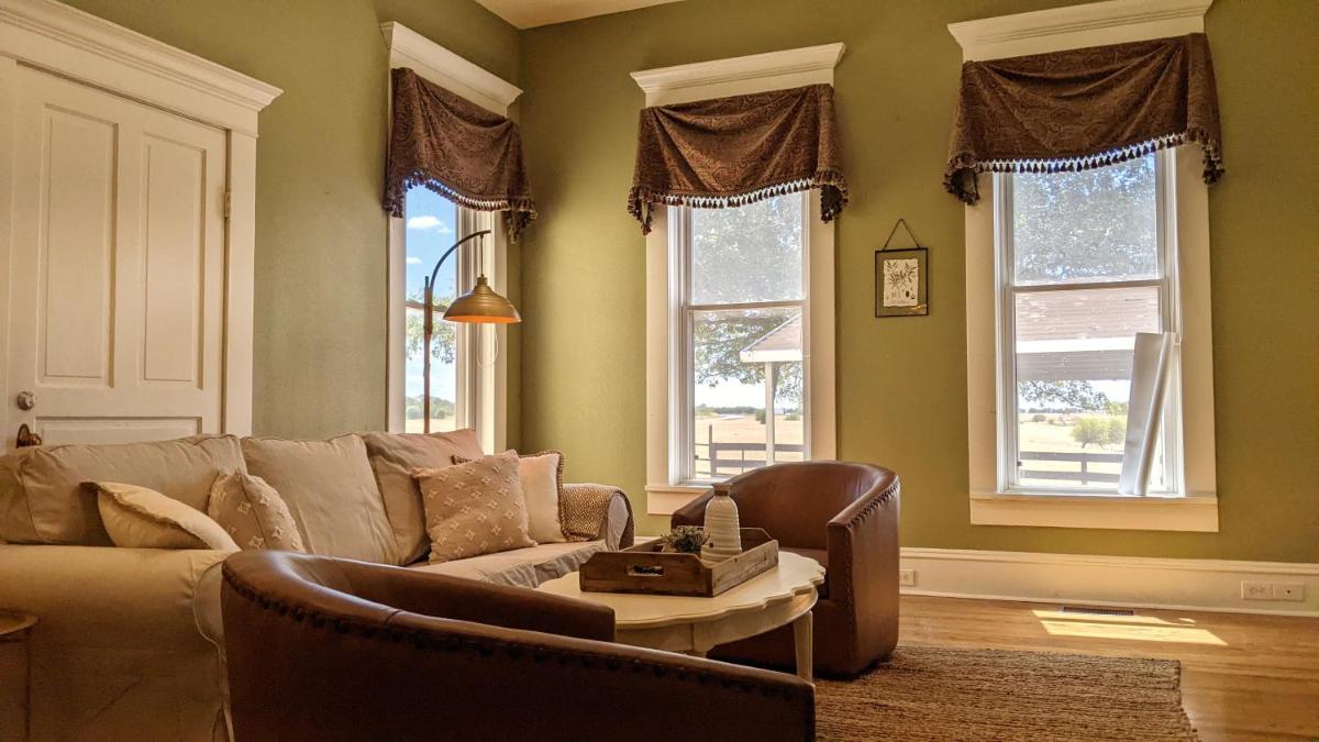 Delightful 5 bedroom farm house w/ personal lake! - Housity