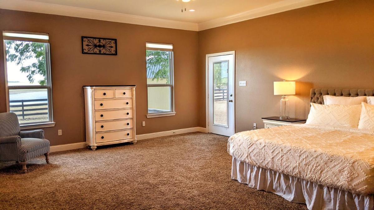 Delightful 5 bedroom farm house w/ personal lake! - Housity