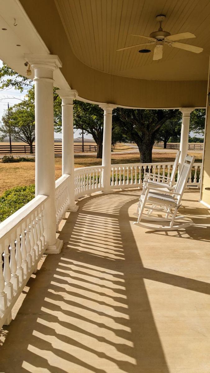 Delightful 5 bedroom farm house w/ personal lake! - Housity