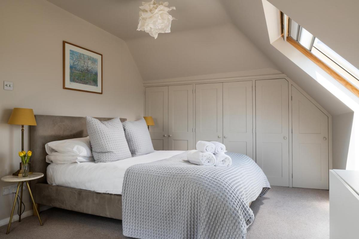Lewes Heights is a spacious modern luxury home with stunning views - Housity