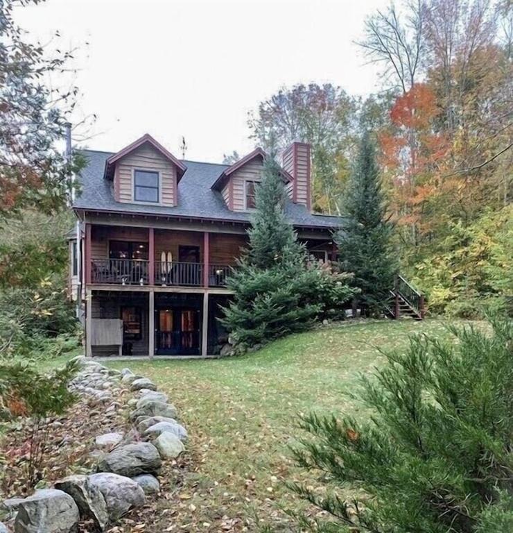 THE CABIN ON VALENTINE - SKI GORE, LAKE PLACID, LAKE GEORGE - Housity