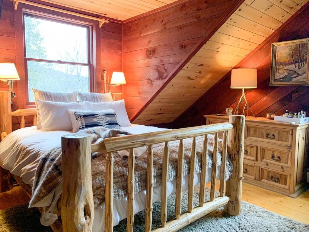 THE CABIN ON VALENTINE - SKI GORE, LAKE PLACID, LAKE GEORGE - Housity