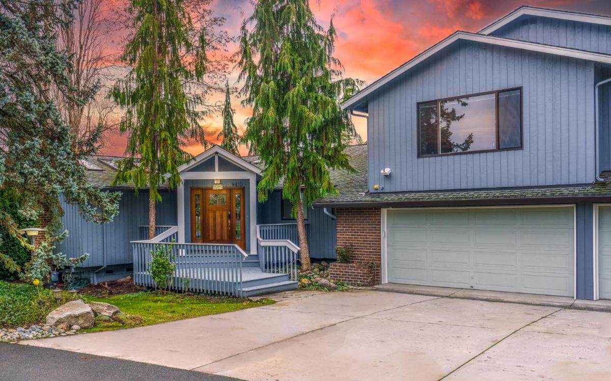 Long Term Rental - Life on Lake Washington - A dream home for family gatherings - Housity