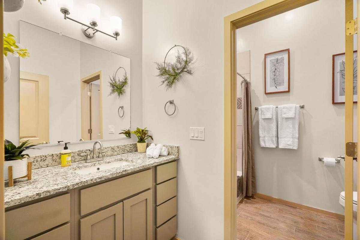 Casa Agave - Comfortable Eastlake Retreat - Housity