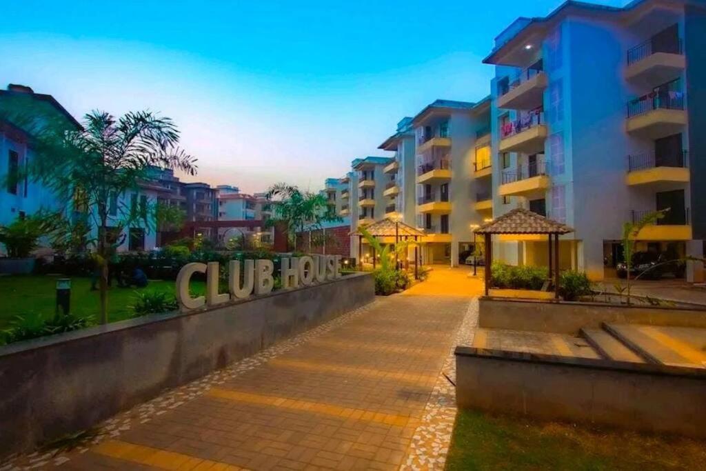 2 BHK Peaceful stay, King bed W/Pool. - Housity