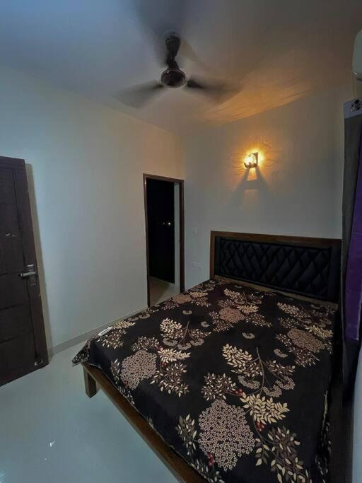 2 BHK Peaceful stay, King bed W/Pool. - Housity