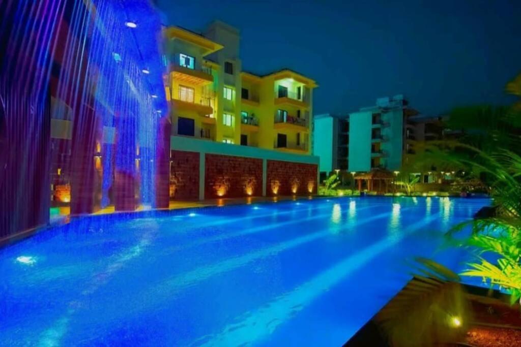 2 BHK Peaceful stay, King bed W/Pool. - Housity