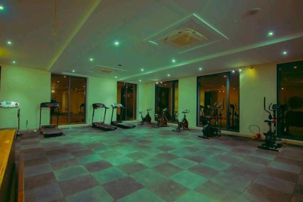 2 BHK Peaceful stay, King bed W/Pool. - Housity