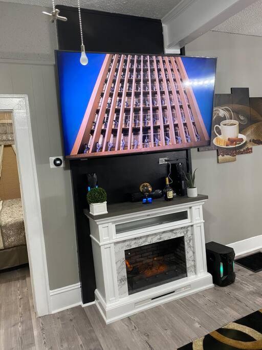Suitetrails - High ceiling home by downtown