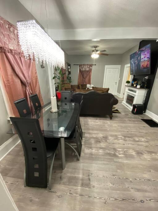 Suitetrails - High ceiling home by downtown