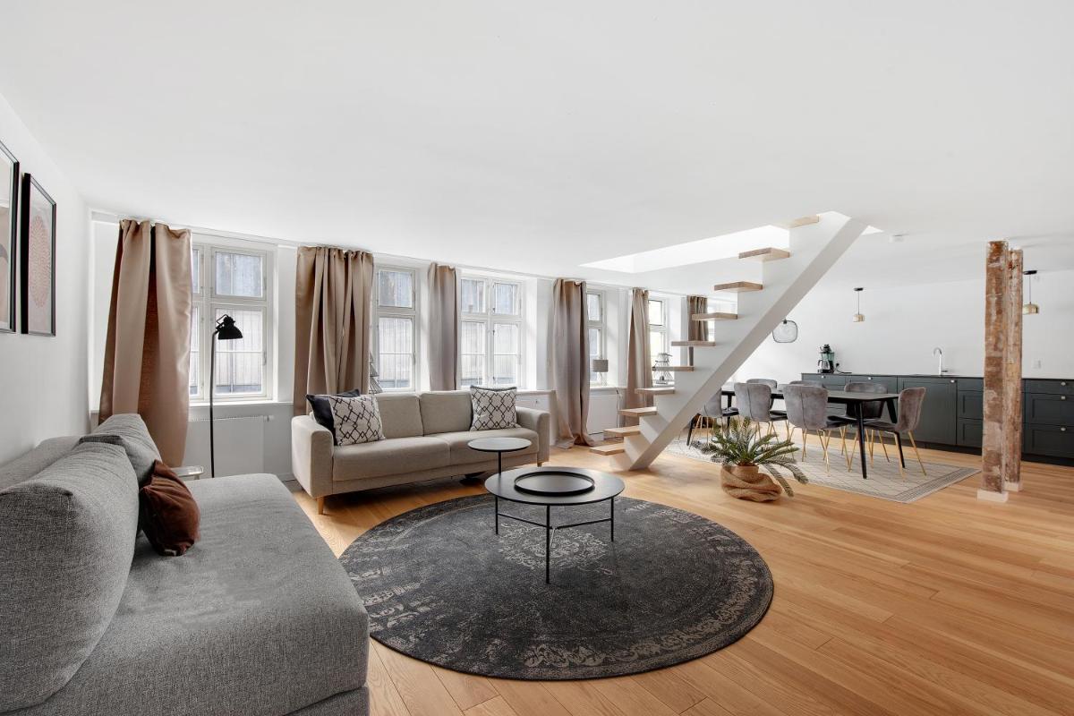 Sanders Regent - Treasured Three-Bedroom Apartment Near Central Square - Housity
