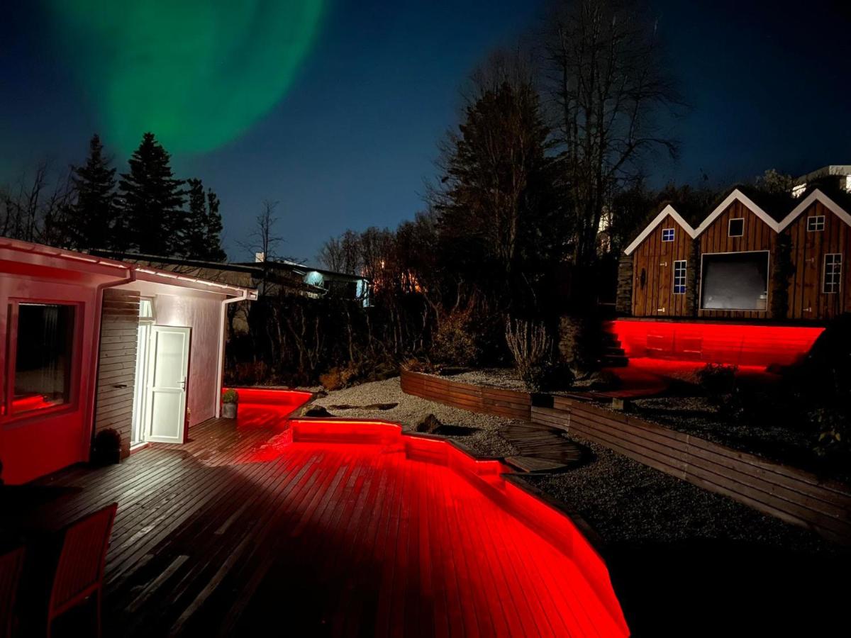 Suitetrails - ICELAND SJF Villa, Hot tub & Outdoor Sauna Amazing Mountains and City View Over Reykjavík