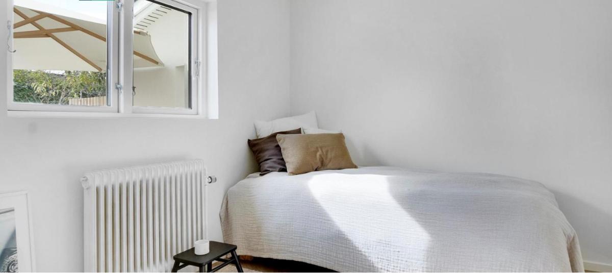 Private room in a charimg town hous - Housity