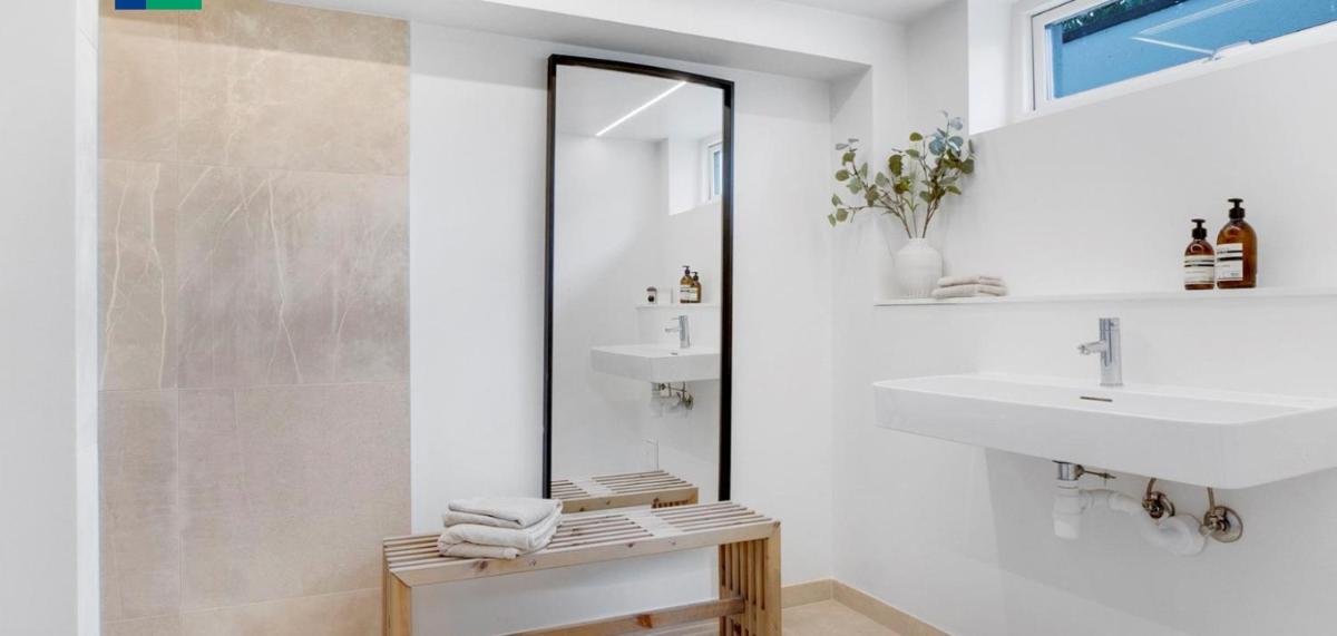 Private room in a charimg town hous - Housity