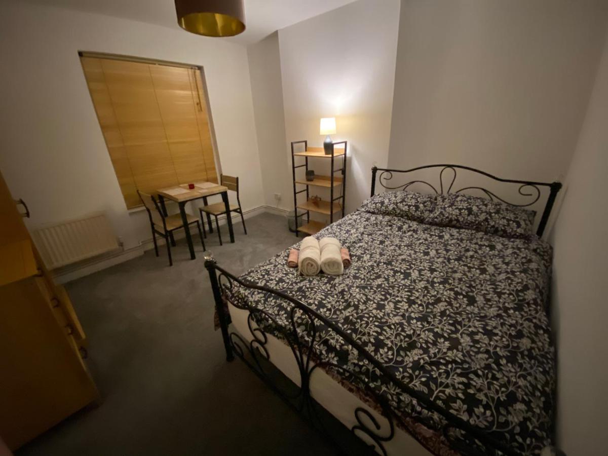 Cosy Victorian Guest Room - Housity