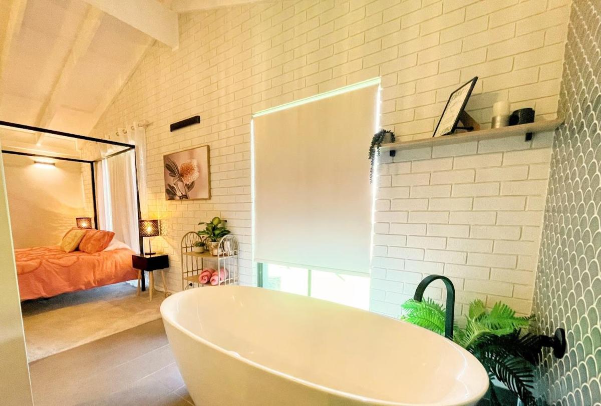 Luxe Family Retreat! Pool, Sauna, Playground, Netflix, Disney Plus - Housity