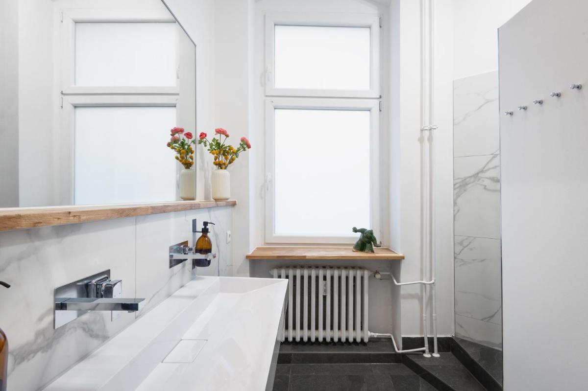 Riesiges Apartment nahe Kudamm sehr schöner Altbau 123m2 groß 12 Gäste - Housity