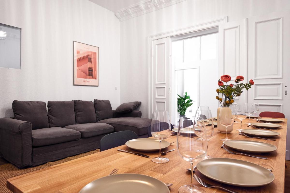 Riesiges Apartment nahe Kudamm sehr schöner Altbau 123m2 groß 12 Gäste - Housity