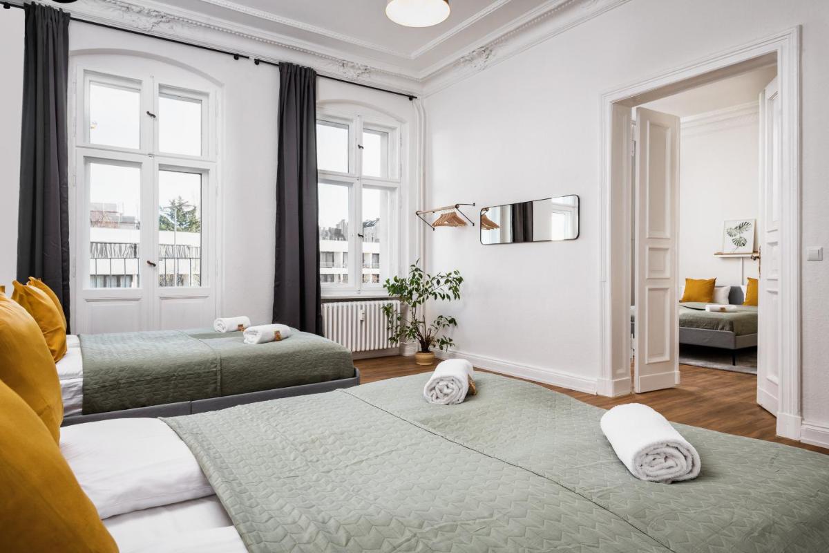 Riesiges Apartment nahe Kudamm sehr schöner Altbau 123m2 groß 12 Gäste - Housity