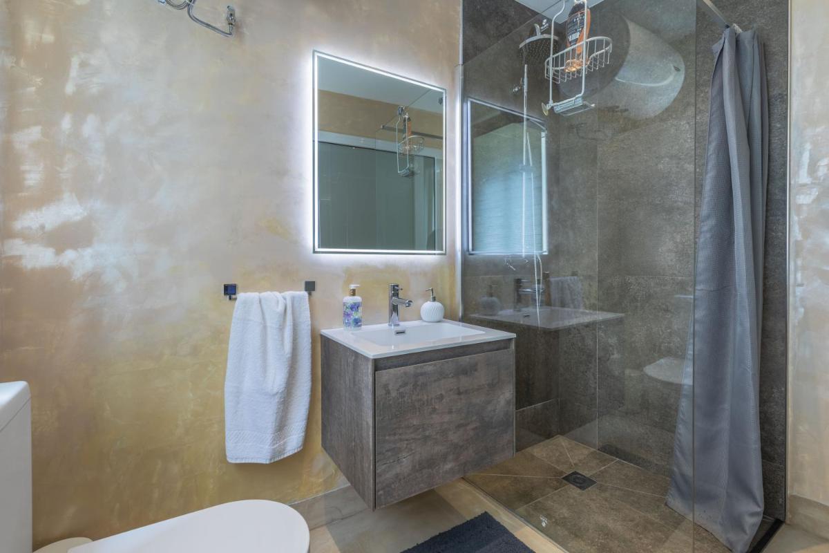 Sliema Luxurious One Bedroom Duplex Maisonette - Housity