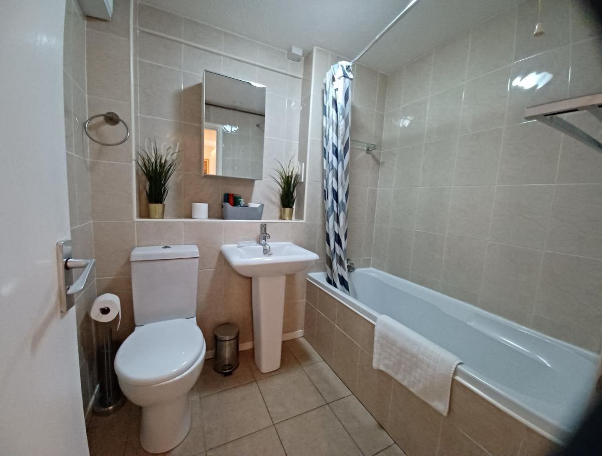 Huku Kwetu -The Maltings White Door-1st Floor-2 Bedroom Apartment -Self Catering-Quiet- Free Parking - Housity