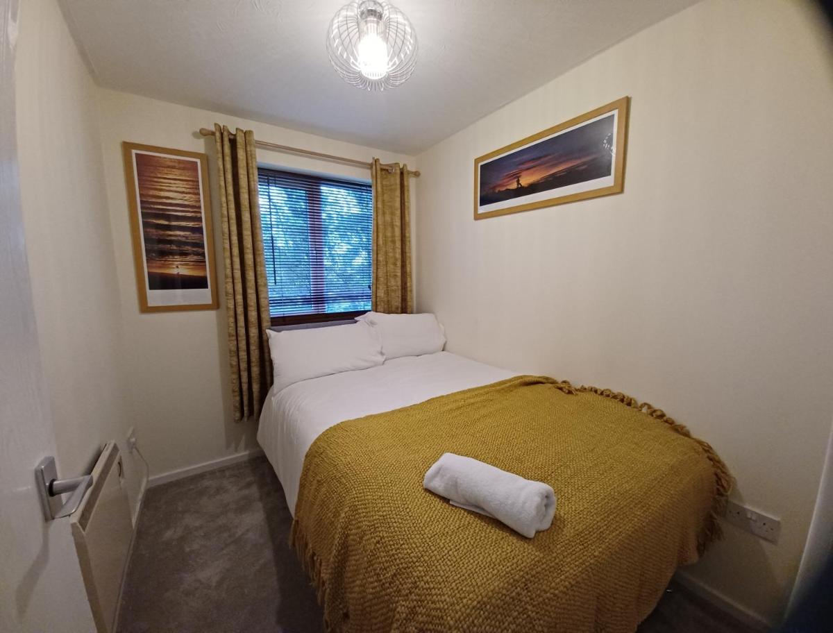 Huku Kwetu -The Maltings White Door-1st Floor-2 Bedroom Apartment -Self Catering-Quiet- Free Parking - Housity