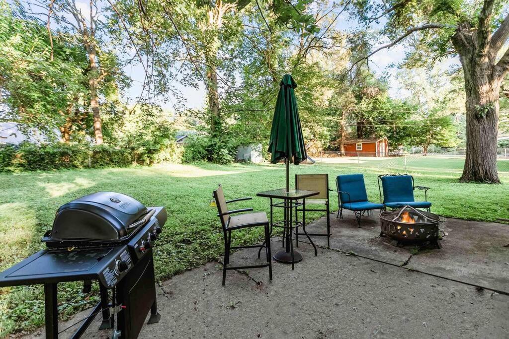 Cozy_Pets Allowed_Large Fenced yard_Grill_3 Bed - Housity