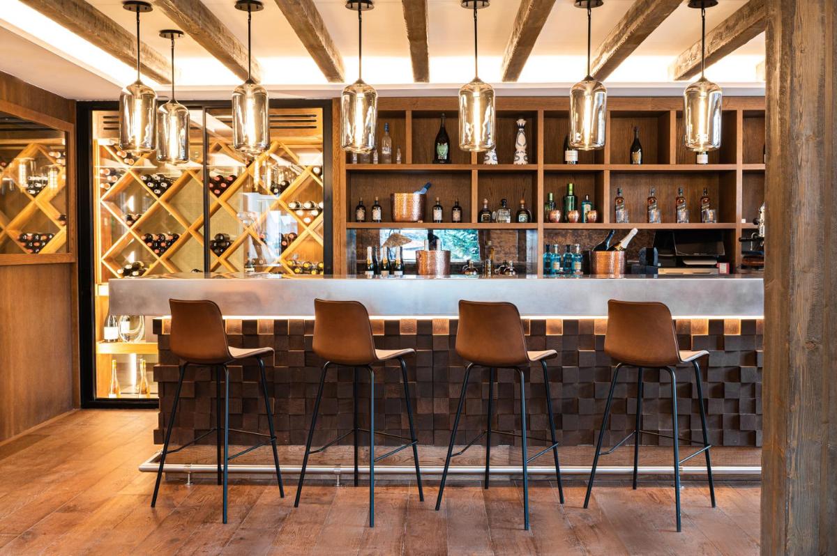 El salón o zona de bar de Hotel Maribel