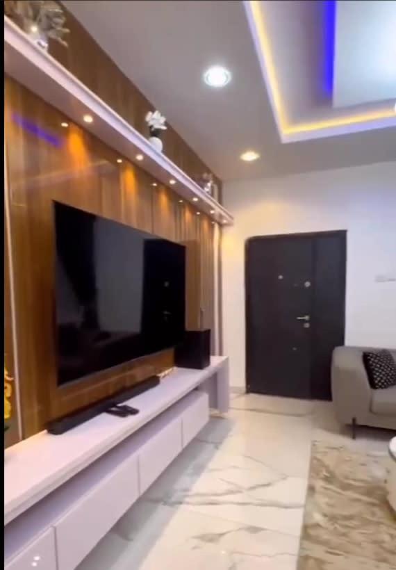 Exquisitely Furnished 3 BR apartment with FREE WIFI - Housity