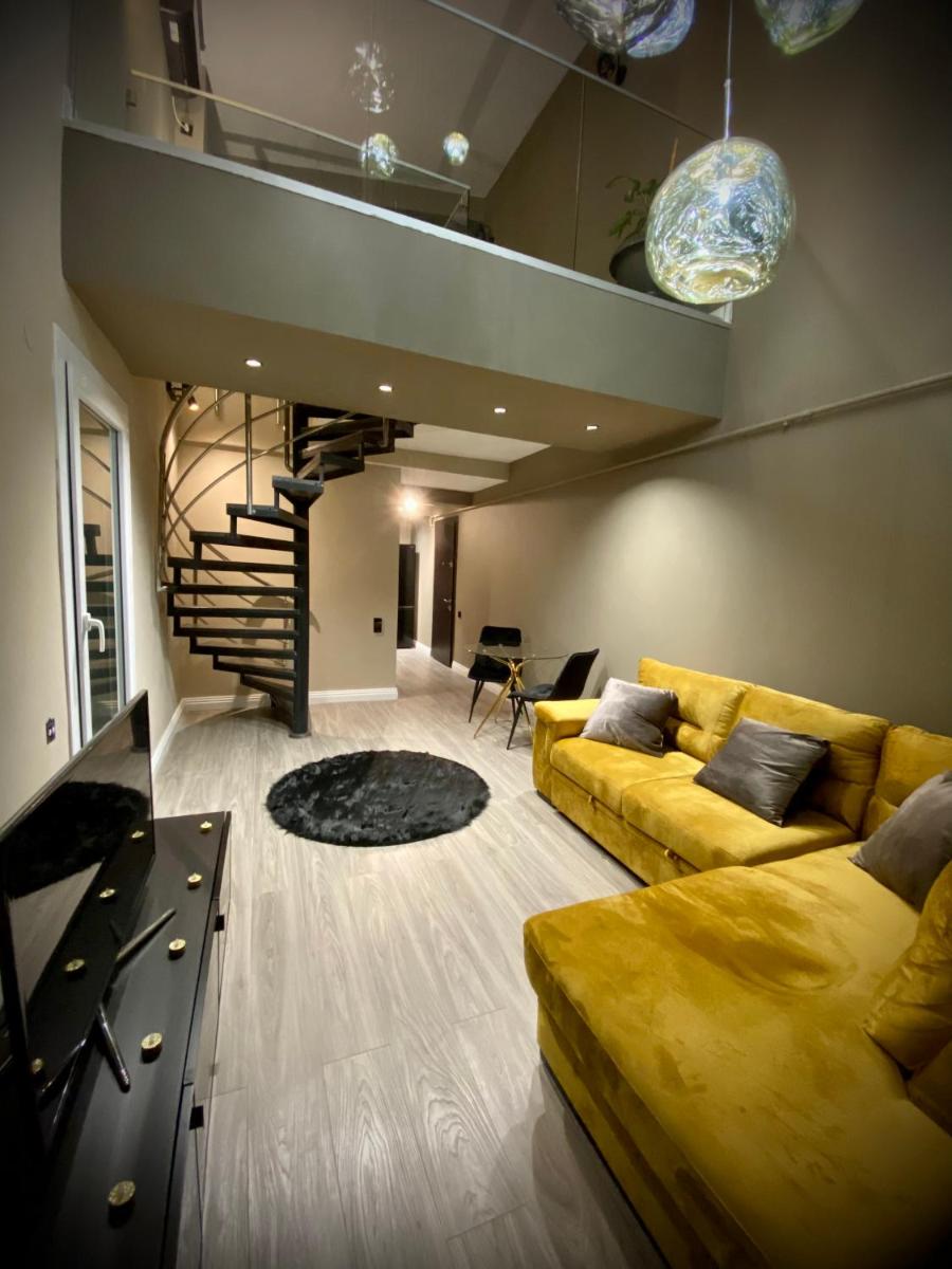 Cosmopolis Forever Friday Luxury - Housity