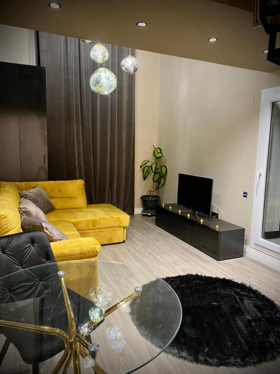Cosmopolis Forever Friday Luxury - Housity