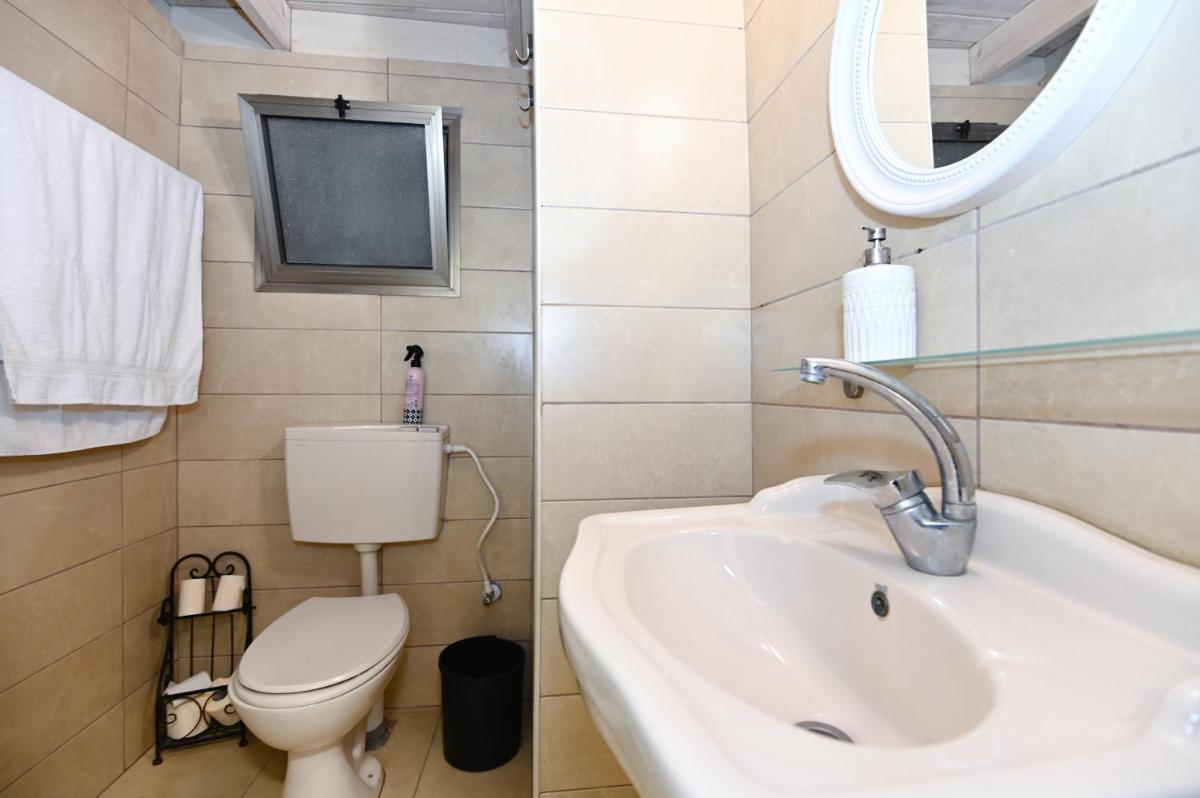 Anil's house - מתחם צימרים עם בריכה מקורה ומחוממת Zimmer with heated swimming pool - Housity