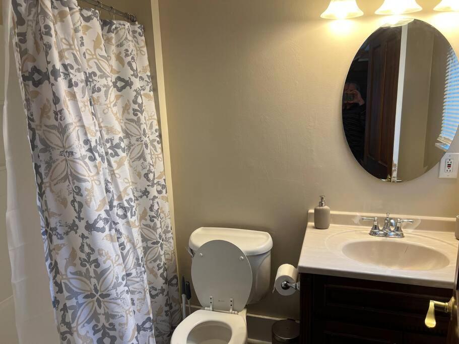 Spacious 5 BR Home w/ Hot Tub - Housity