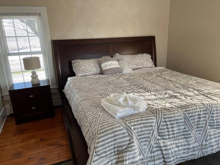 Spacious 5 BR Home w/ Hot Tub - Housity