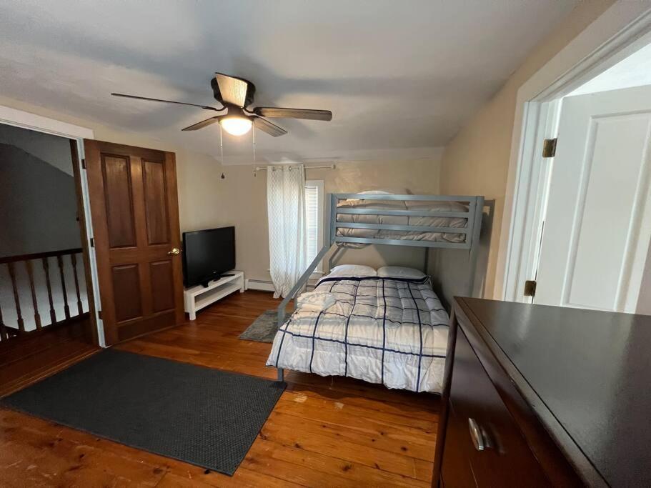 Spacious 5 BR Home w/ Hot Tub - Housity