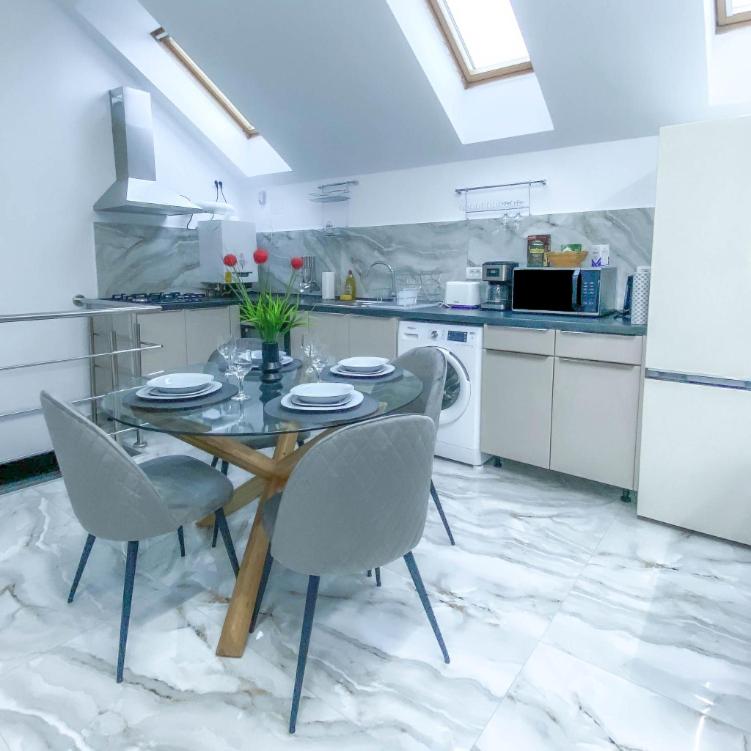 The Residence of Silver Sky House - Housity