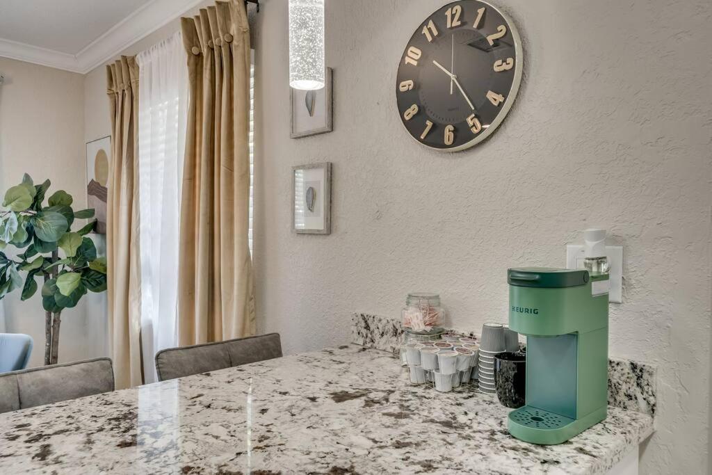Suitetrails - Modern home 10 minutes from Fort Lauderdale beach!