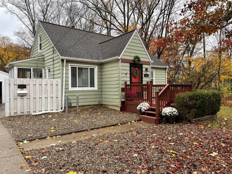 New! Cozy 4-bedroom w/ free parking. Dogs welcome! - Housity