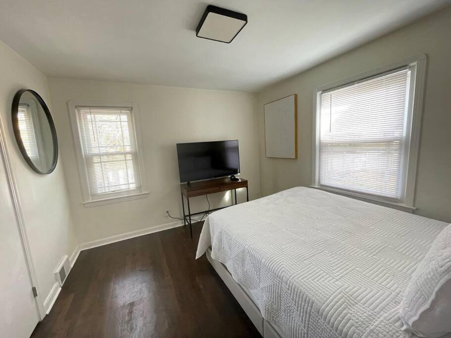 New! Cozy 4-bedroom w/ free parking. Dogs welcome! - Housity
