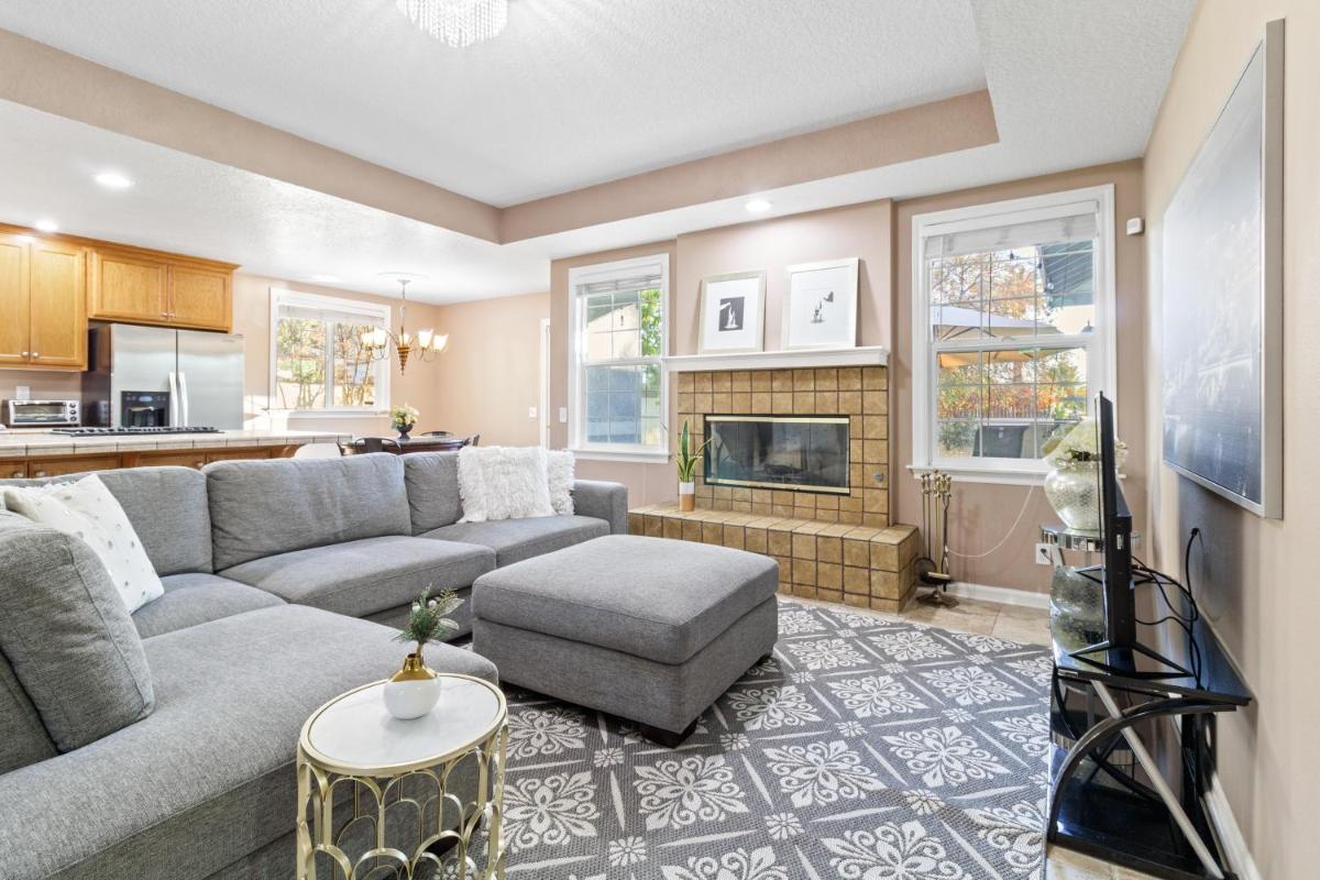 Entire 4-Bedroom Single Family Home near Rose Bowl - Housity